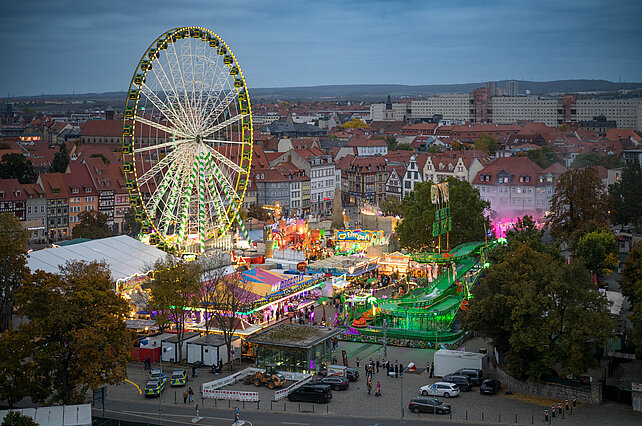 Domplatz mit Riesenrad zum Erfurter Oktoberfest